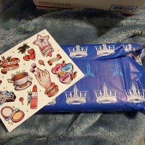 Jeffree Star bour blood and stickers